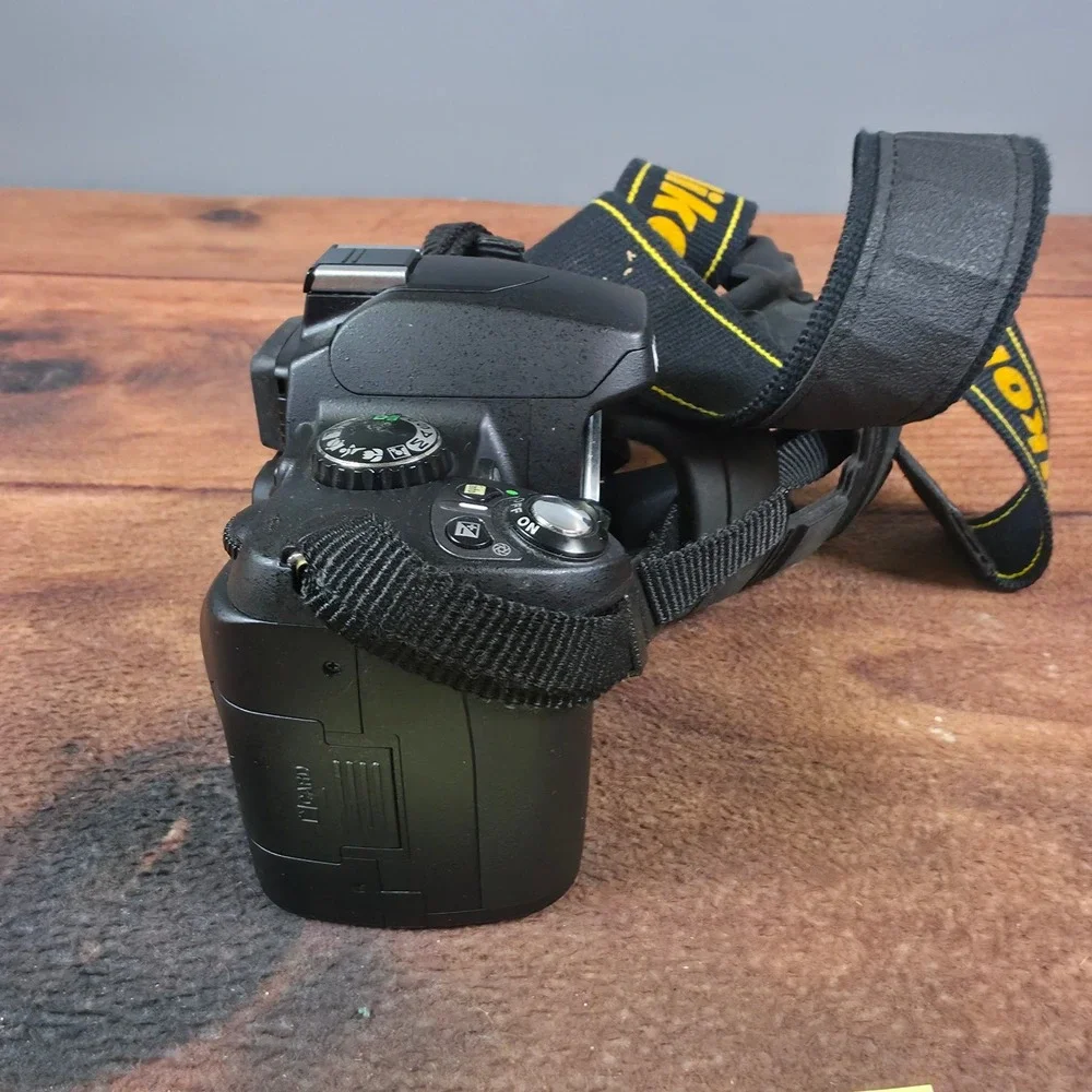 Nikon D40 DSLR Camera Body Black Fair Condition Powers On No Lens Recognition